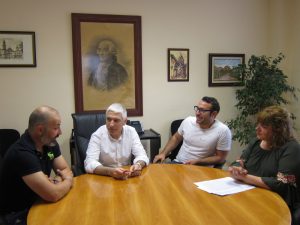 Ayuntamiento de Novelda Reunión-ayto-300x225 El alcalde recibe a los dos docentes incluidos en la lista de los cien mejores en metodología “clase invertida” 