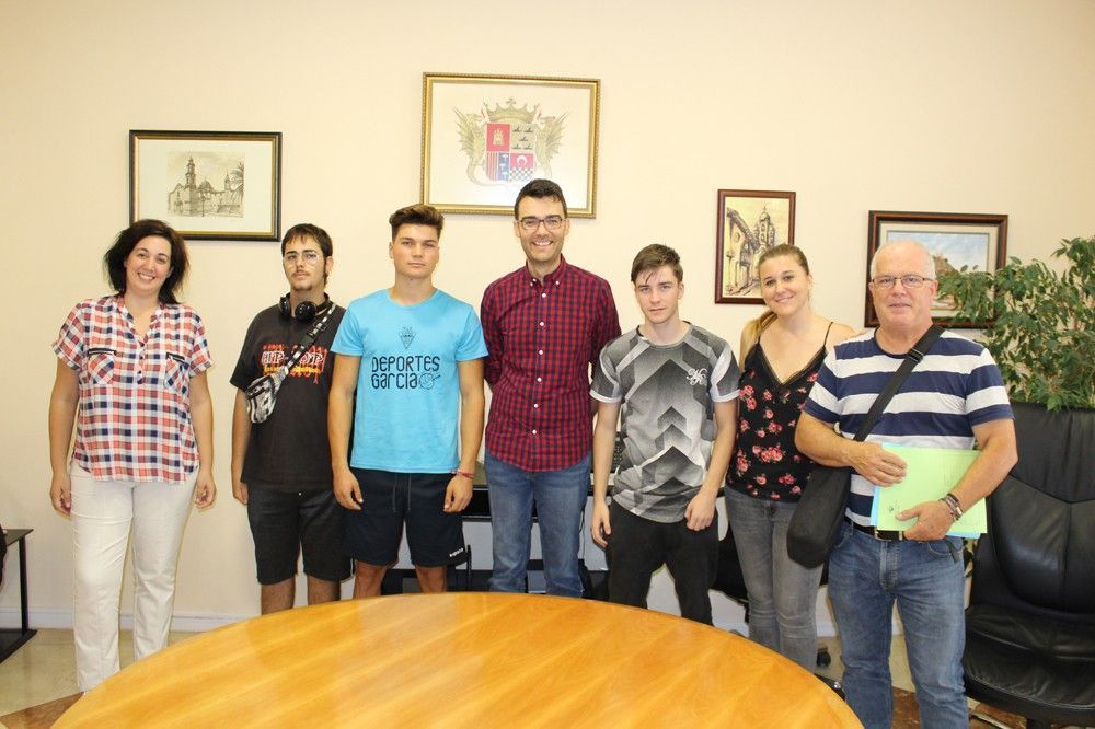Ayuntamiento de Novelda Visita-3-ayto El alcalde recibe a los jóvenes del programa Jove Oportunitat 