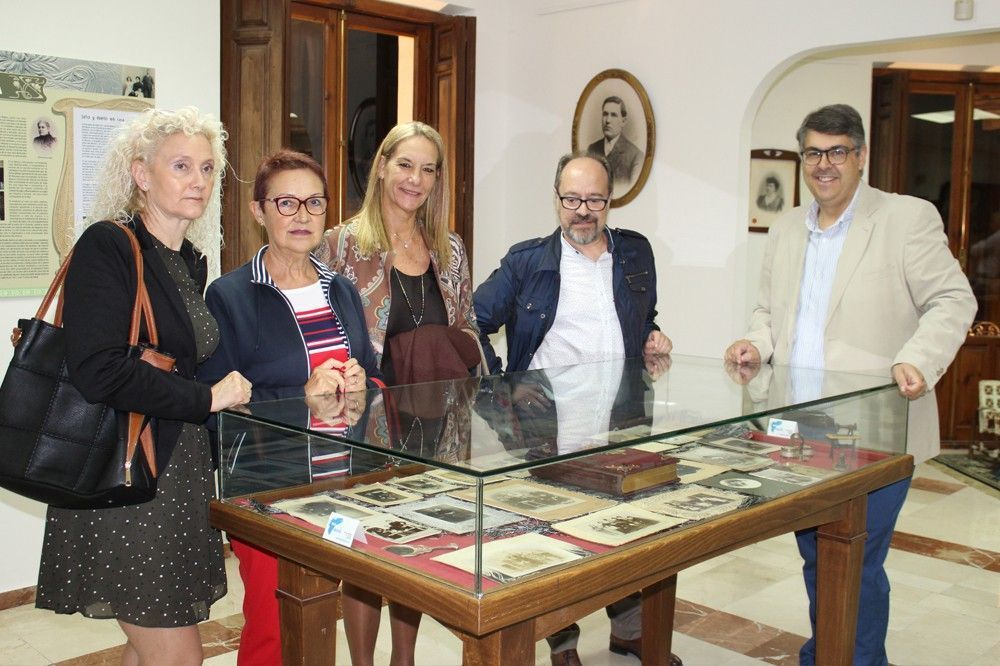 Ayuntamiento de Novelda Expo-4-ayto Turismo y Juventud abren la tercera edición de Novelda Modernista con la exposición Retratos Modernistas 