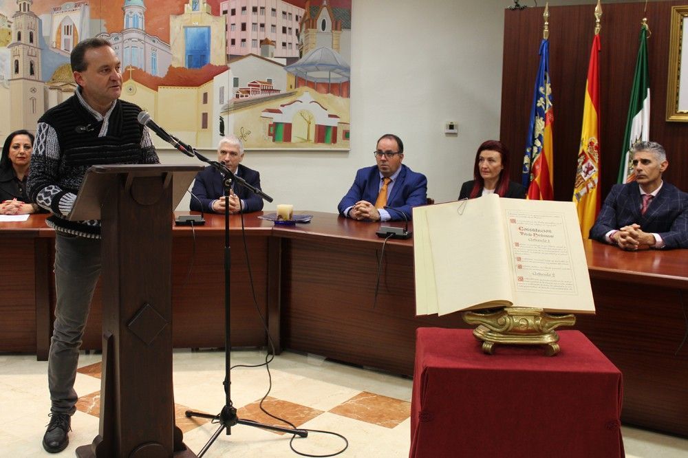 Ayuntamiento de Novelda Const-21-ayto-1 L'alcalde fa una crida al “respecte i al consens” en la celebració del Dia de la Constitució 