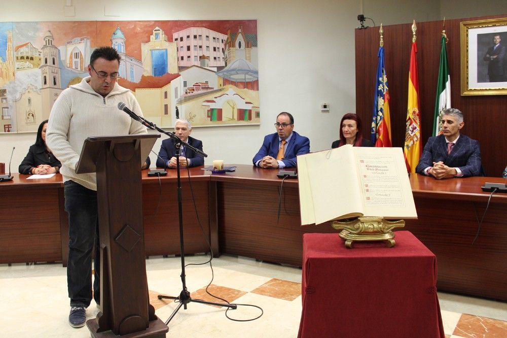 Ayuntamiento de Novelda Const-22-ayto-1 L'alcalde fa una crida al “respecte i al consens” en la celebració del Dia de la Constitució 