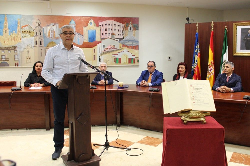 Ayuntamiento de Novelda Const-24-ayto-1 L'alcalde fa una crida al “respecte i al consens” en la celebració del Dia de la Constitució 
