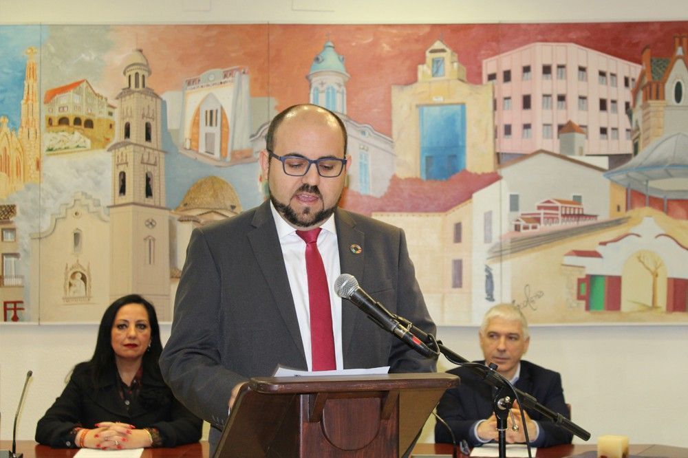 Ayuntamiento de Novelda Const-5-ayto-1 El alcalde hace un llamamiento al “respeto y al consenso” en la celebración del Día de la Constitución 