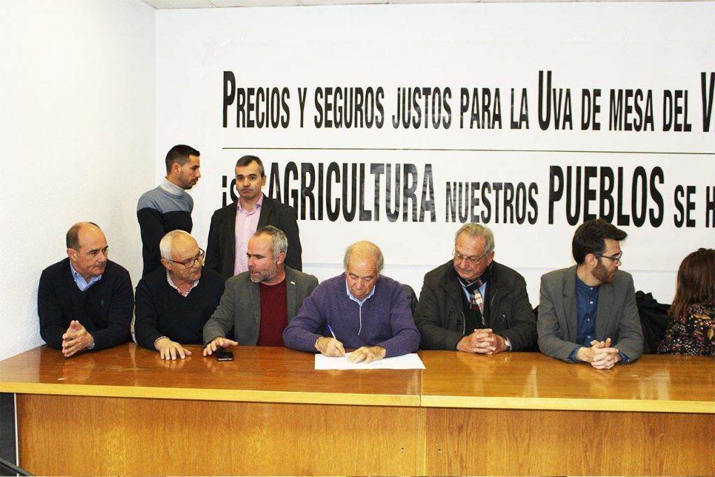 Ayuntamiento de Novelda firma-ayto-4-1024x683 Los municipios del Medio Vinalopó se unen en la defensa de la uva de mesa embolsada 