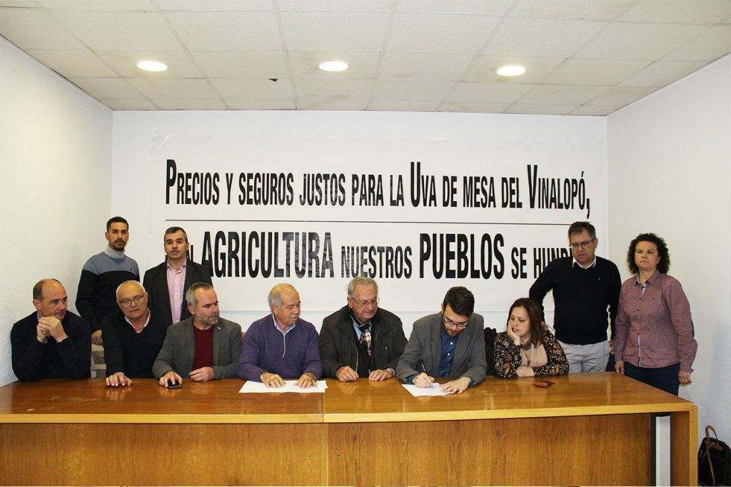Ayuntamiento de Novelda firma-fran-ayto-1024x683 Los municipios del Medio Vinalopó se unen en la defensa de la uva de mesa embolsada 