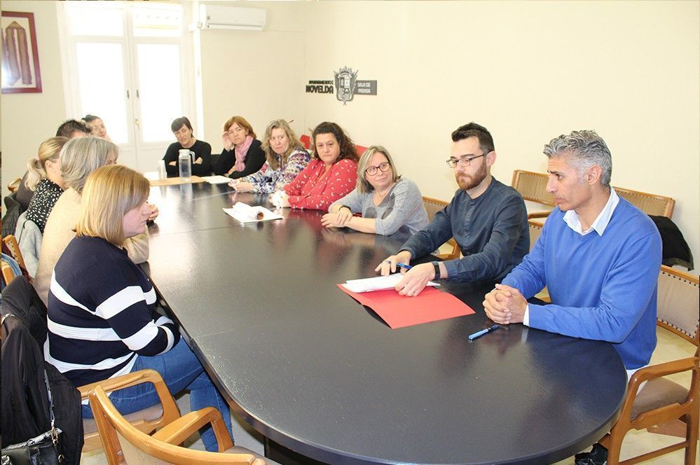 Ayuntamiento de Novelda 03-4 Se signa el conveni de col·laboració entre Ajuntament i les  AMPA per a l'organització dels Jocs Escolars 