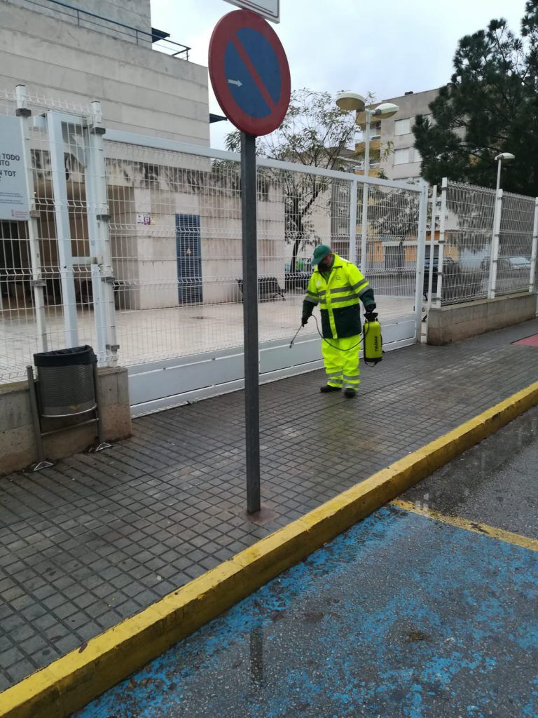 Ayuntamiento de Novelda 01-768x1024 El servicio de limpieza viaria Municipal lleva a cabo la desinfección de calles y contenedores de la ciudad 