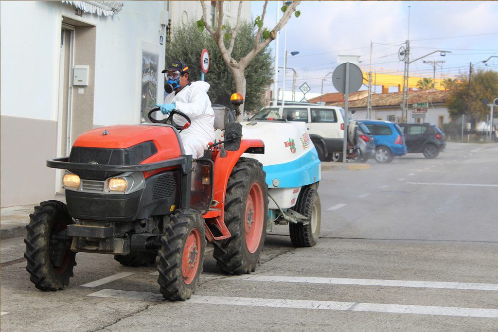 Ayuntamiento de Novelda 02-13-1024x683 Los agricultores de Novelda sacan sus tractores a la calle para colaborar en las tareas de desinfección 