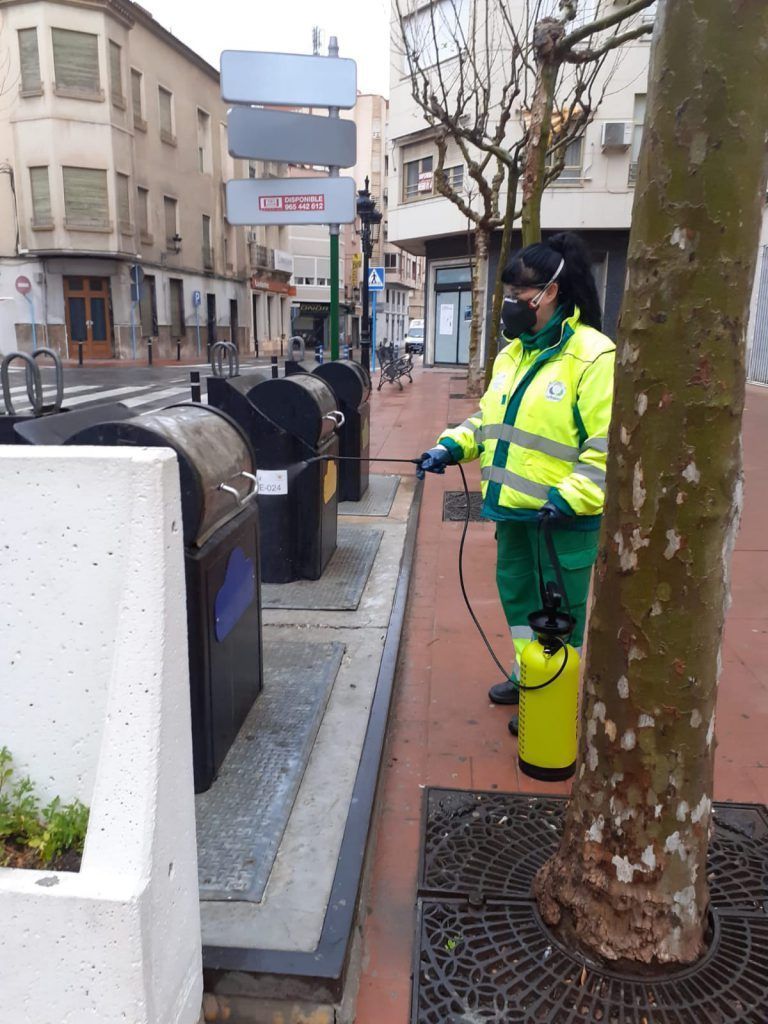 Ayuntamiento de Novelda 02-768x1024 El servei de neteja viària Municipal duu a terme la desinfecció de carrers i contenidors de la ciutat 