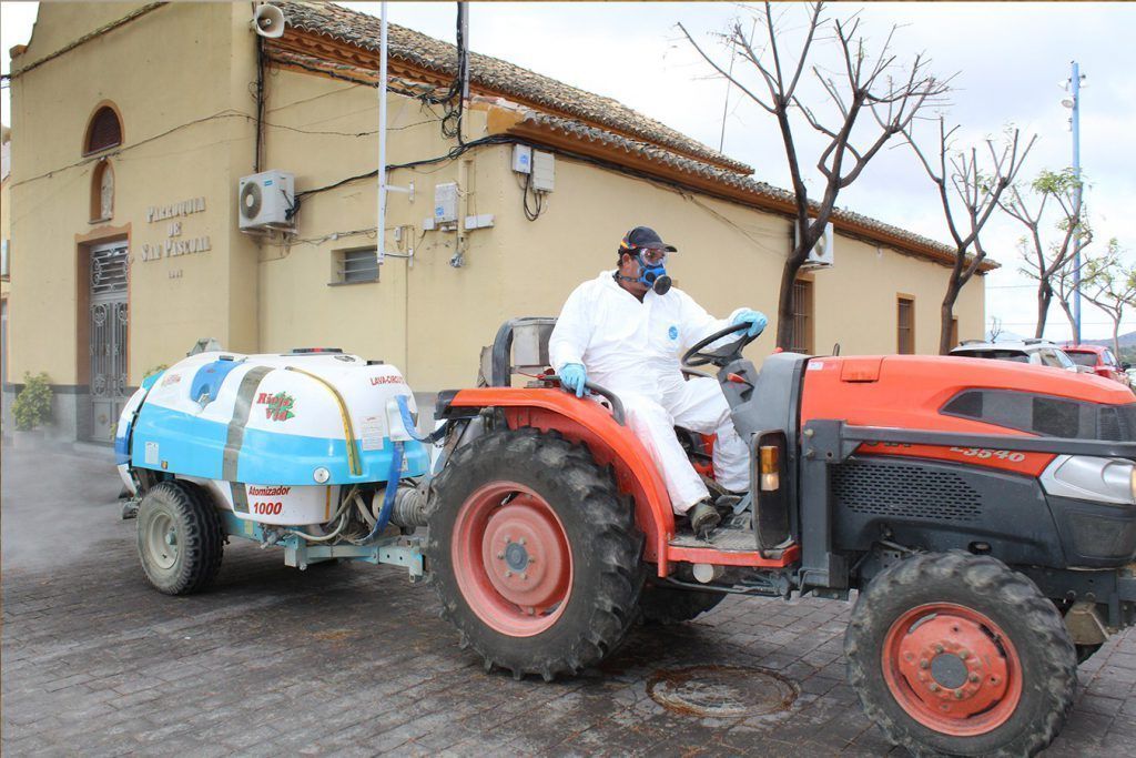Ayuntamiento de Novelda 03-6-1024x683 Los agricultores de Novelda sacan sus tractores a la calle para colaborar en las tareas de desinfección 