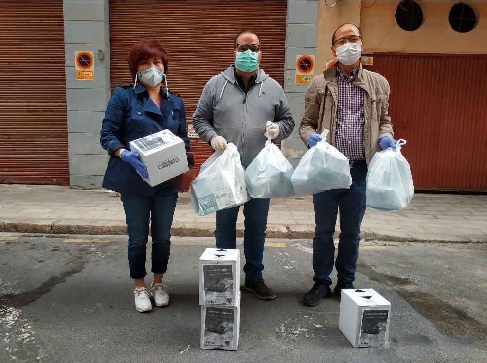 Ayuntamiento de Novelda chino-2 Representantes de la Comunidad China entregan material de protección para los servicios sanitarios y de emergencias. 