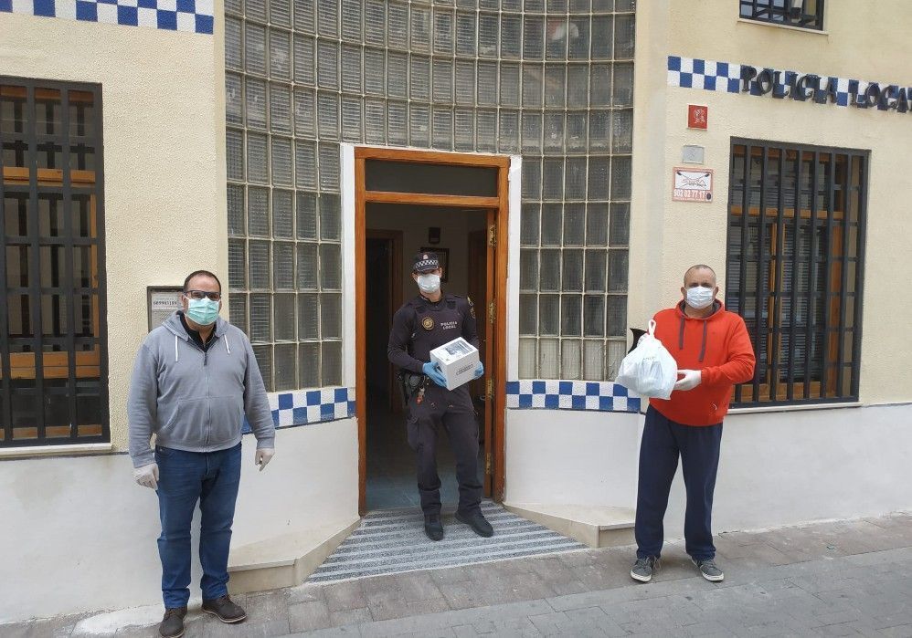 Ayuntamiento de Novelda chino Representantes de la Comunidad China entregan material de protección para los servicios sanitarios y de emergencias. 