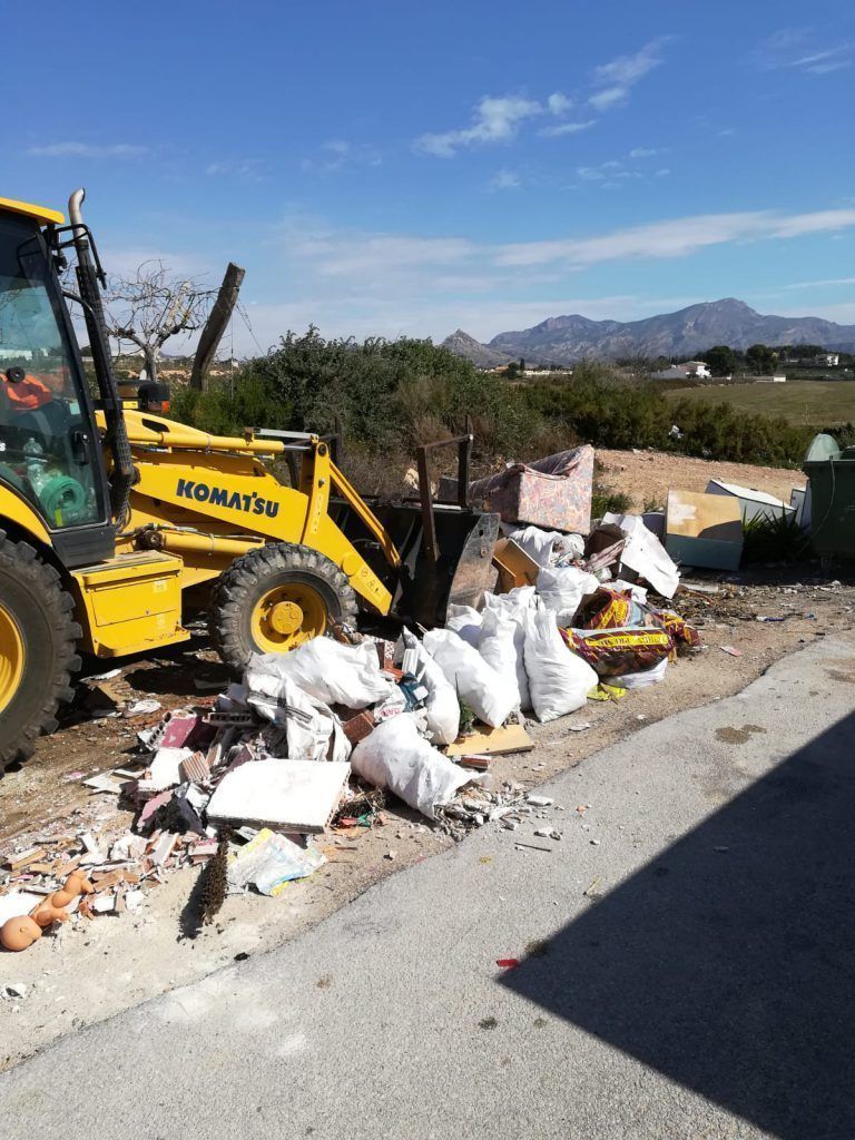 Ayuntamiento de Novelda Residuos-04-1-768x1024 Els serveis de neteja recullen més de 28.000 quilos de residus incontrolats malgrat el confinament 