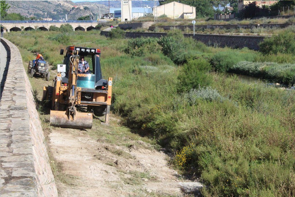 Ayuntamiento de Novelda 02-12-1024x683 Medio Ambiente realiza trabajos de desbroce en el cauce del Vinalopó 