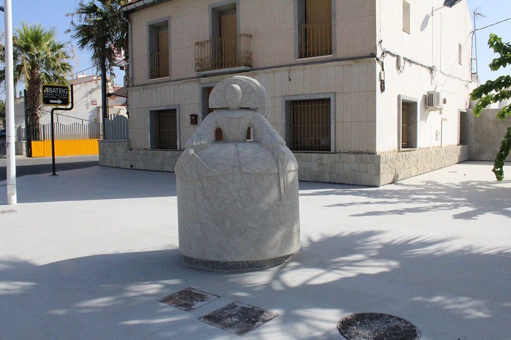 Ayuntamiento de Novelda 03-10 L'escultura d'una Menina de grans dimensions adorna ja  la futura Plaza Piedra Bateig en L'Estació 