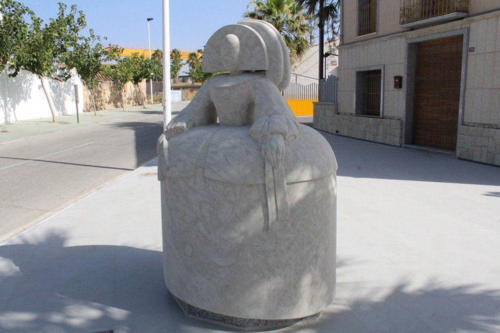 Ayuntamiento de Novelda 05-5 L'escultura d'una Menina de grans dimensions adorna ja  la futura Plaza Piedra Bateig en L'Estació 
