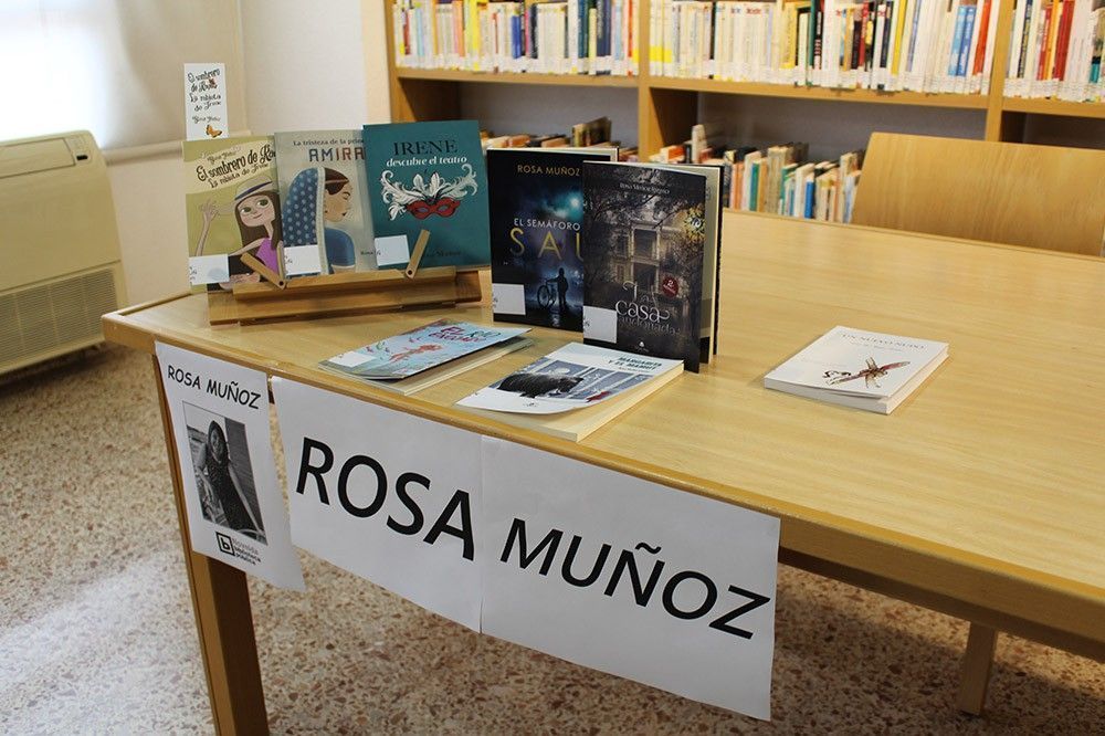 Ayuntamiento de Novelda 02-20 L'escriptora noveldense Rosa Muñoz dona la seua obra literària als fons de la Biblioteca Municipal 