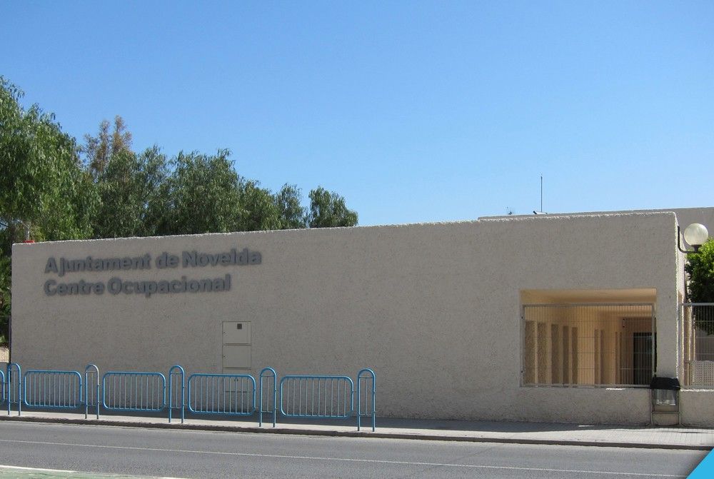 Ayuntamiento de Novelda capaz El Ayuntamiento cede a las asociaciones Capaz y Párkinson las instalaciones que albergan sus respectivas sedes 