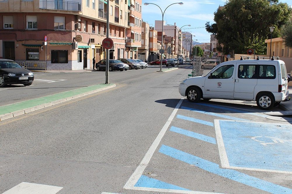 Ayuntamiento de Novelda 03-13 Tráfico mejora el aparcamiento en la Avenida Alfonso el Sabio 