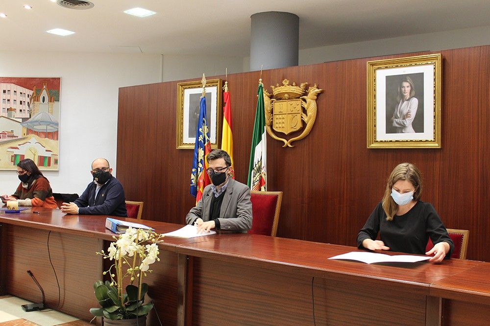 Ayuntamiento de Novelda 04-8 L'equip de govern tanca acords amb Guanyar i Compromís per a l'aprovació del pressupost 