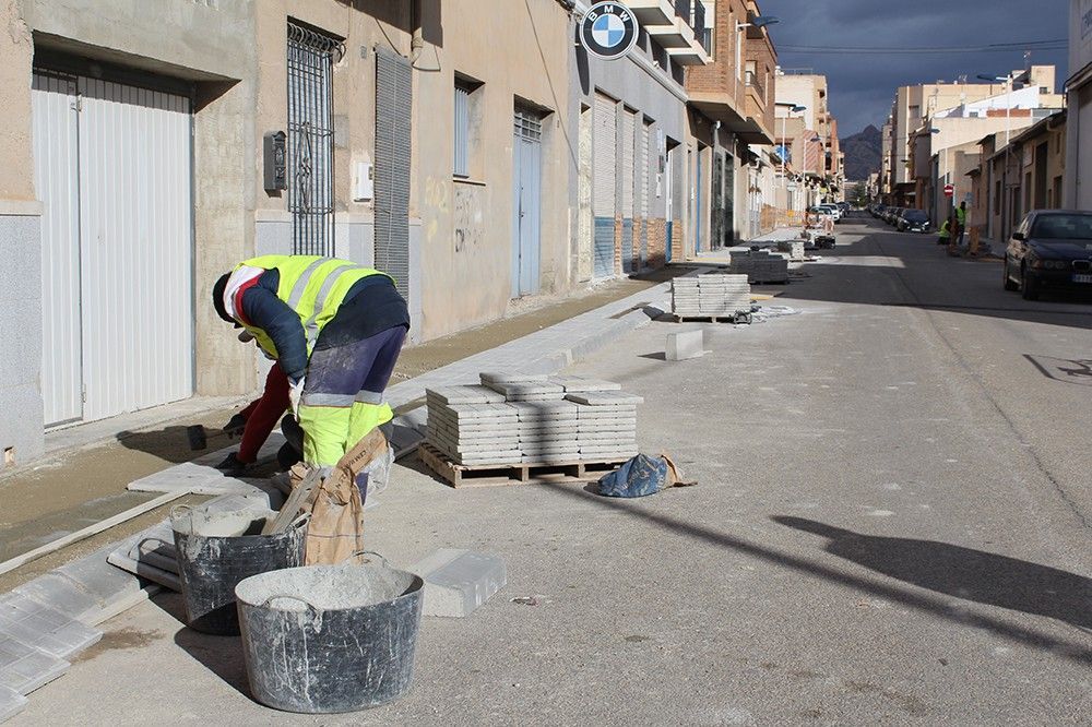 Ayuntamiento de Novelda 03-2 El Ayuntamiento mantiene los trabajos de mejora del lineal de aceras 