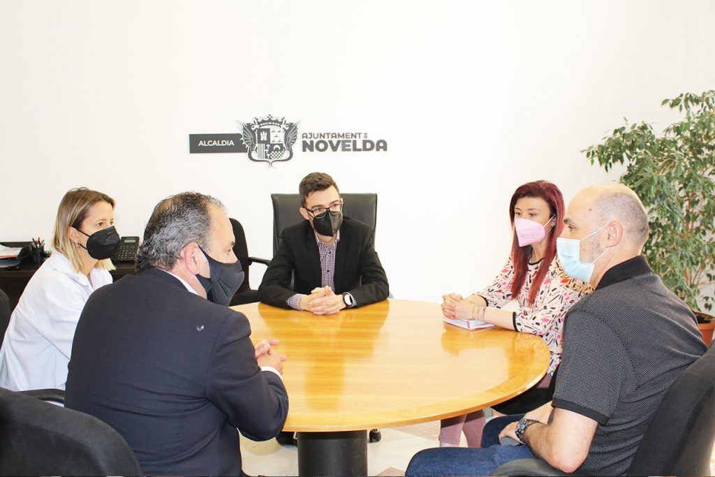 Ayuntamiento de Novelda 02-21-1024x683 L'alcalde aborda amb el president de Facpyme noves propostes per a la reactivació del comerç local 