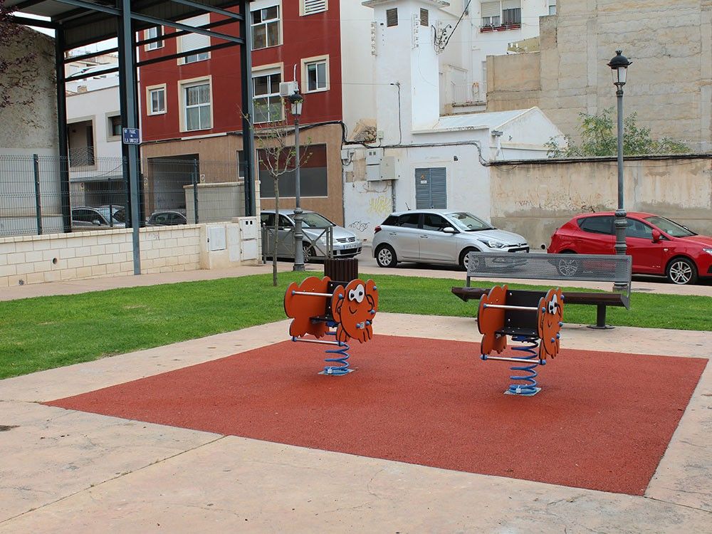 Ayuntamiento de Novelda 02-27 Finalizan los trabajos de mejora de las zonas de juegos de los parques municipales 