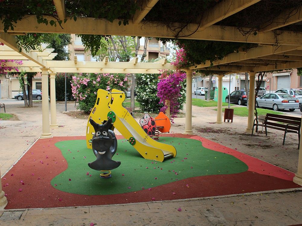 Ayuntamiento de Novelda 03-20 Finalizan los trabajos de mejora de las zonas de juegos de los parques municipales 