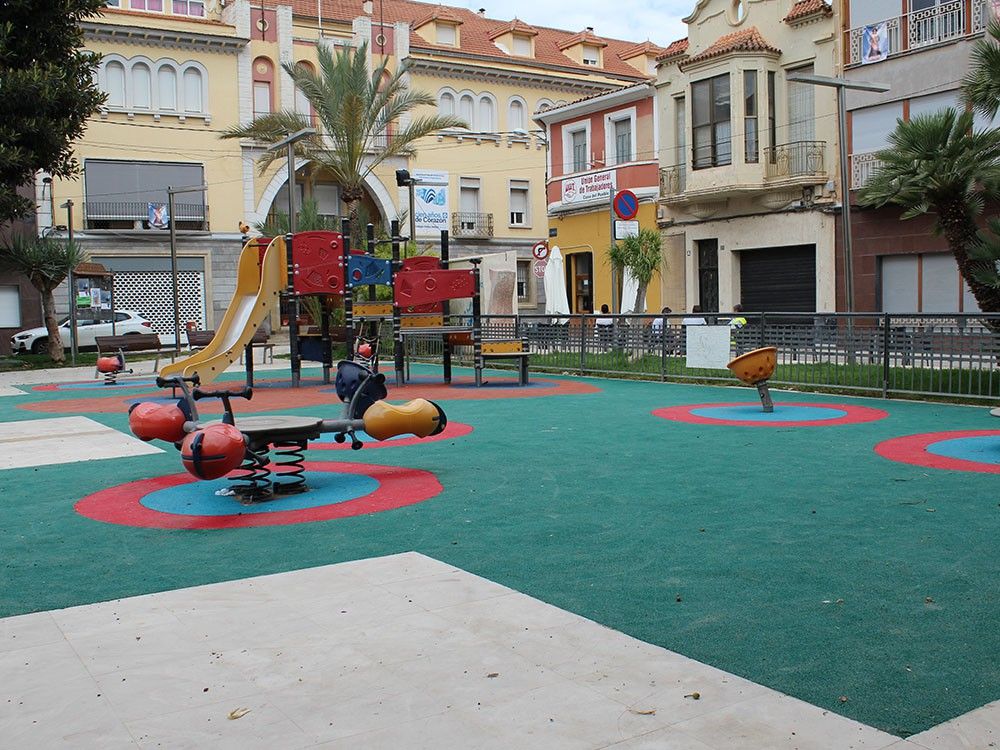 Ayuntamiento de Novelda 04-16 Finalizan los trabajos de mejora de las zonas de juegos de los parques municipales 
