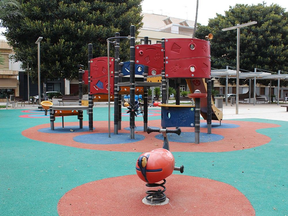 Ayuntamiento de Novelda 05-12 Finalizan los trabajos de mejora de las zonas de juegos de los parques municipales 