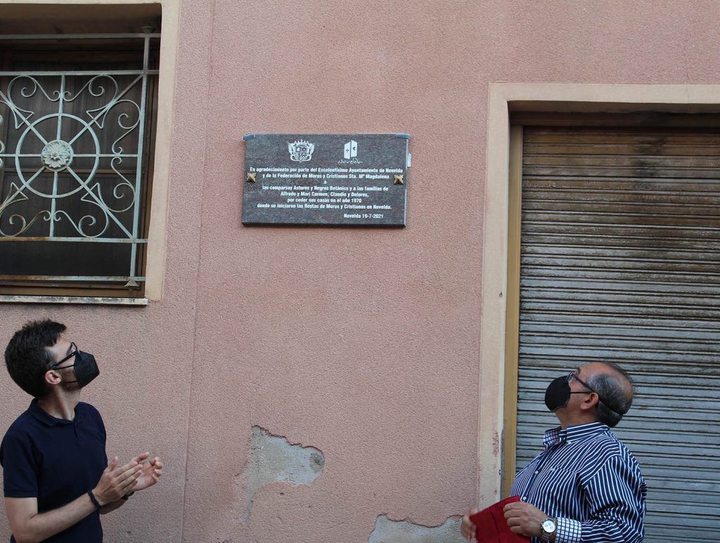 Ayuntamiento de Novelda 01-19-1024x773 Novelda descobreix una placa en homenatge a les comparses fundadores de les festes de moros i cristians 