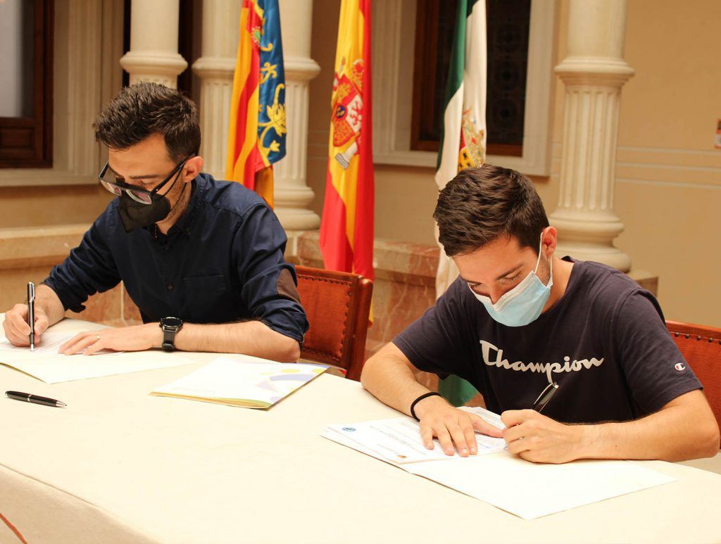 Ayuntamiento de Novelda 01-2-1024x773 L'Ajuntament signa un conveni de col·laboració amb el Club Novelder de Muntanyisme 