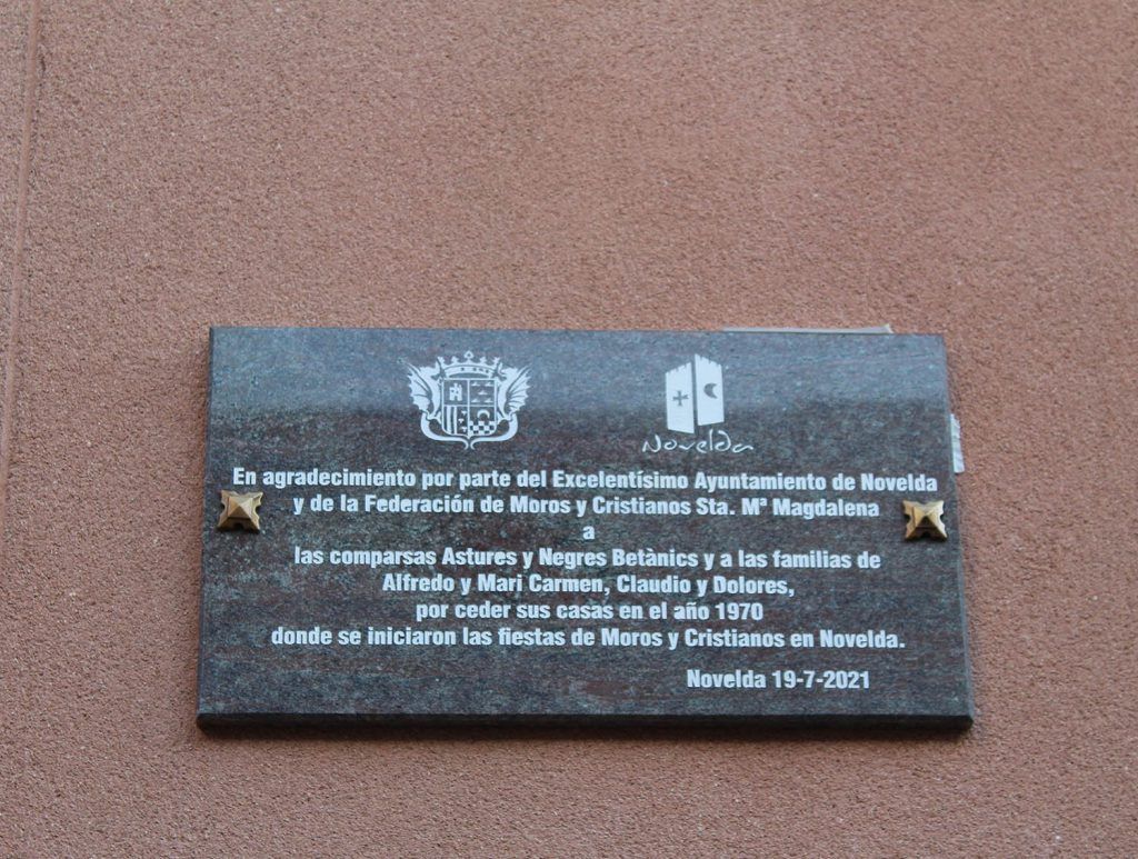 Ayuntamiento de Novelda 03-18-1024x773 Novelda descobreix una placa en homenatge a les comparses fundadores de les festes de moros i cristians 