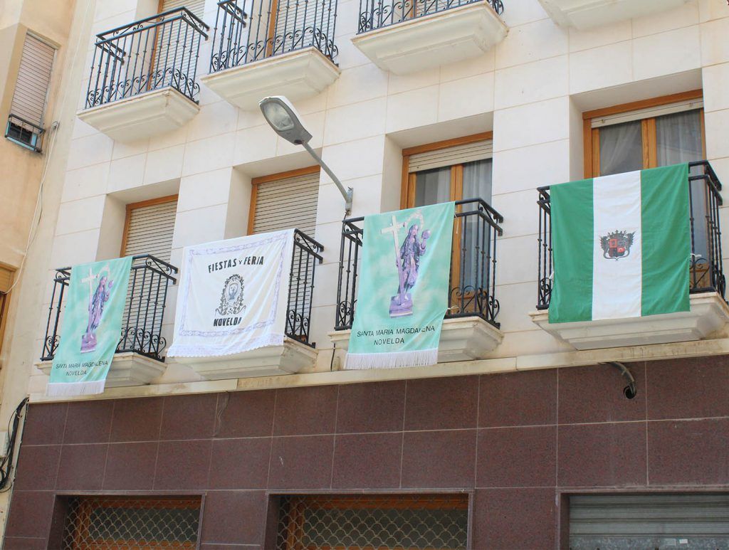 Ayuntamiento de Novelda 06-5-1024x773 El Centro Cultural Gómez-Tortosa acoge la entrega de obsequios a los participantes de “Balcons en Festes” 