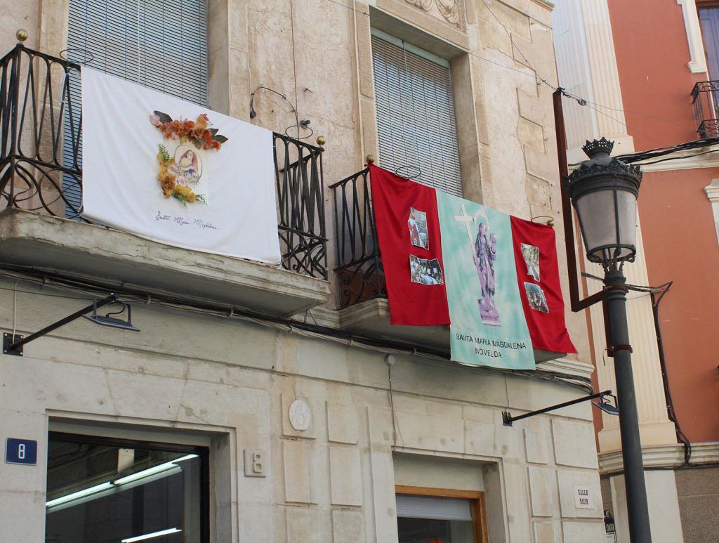 Ayuntamiento de Novelda 11-1-1024x773 El Centro Cultural Gómez-Tortosa acoge la entrega de obsequios a los participantes de “Balcons en Festes” 