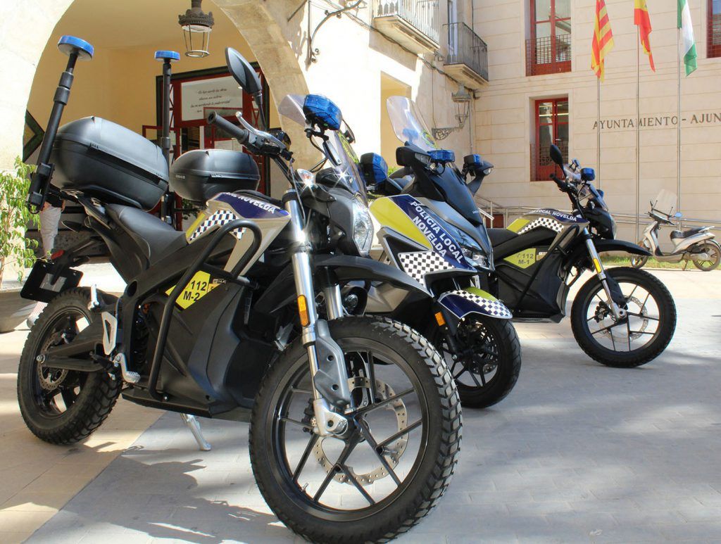 Ayuntamiento de Novelda 04-9-1024x773 Noves motocicletes elèctriques per a la Policia Local 