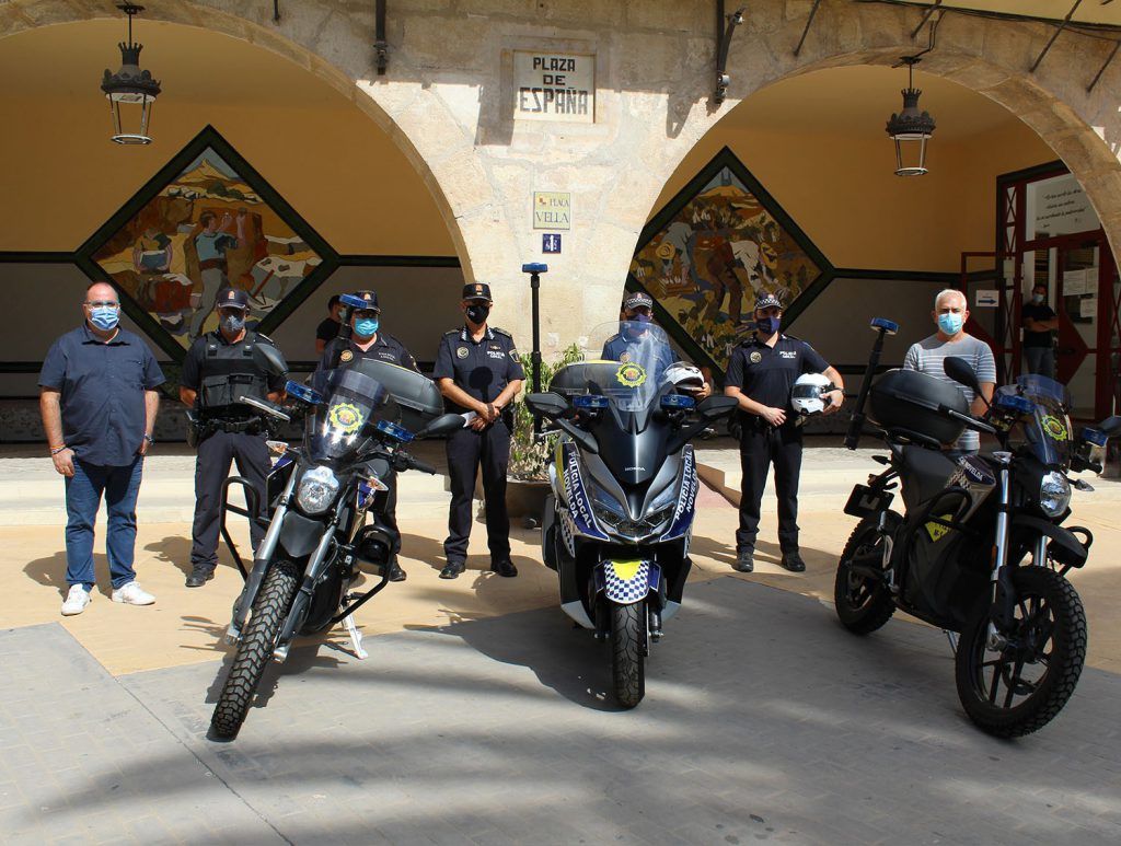 Ayuntamiento de Novelda 05-9-1024x773 Nuevas motocicletas eléctricas para la Policía Local 