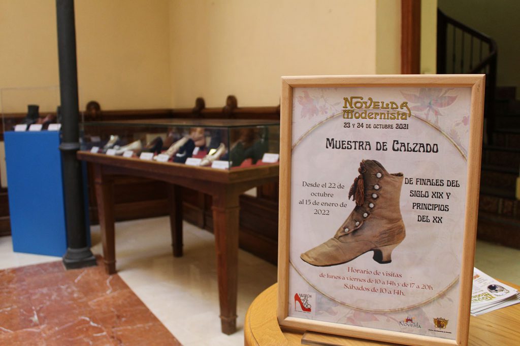 Ayuntamiento de Novelda 01-20-1024x683 El Centro Cultural Gómez-Tortosa acoge una muestra de calzado modernista 
