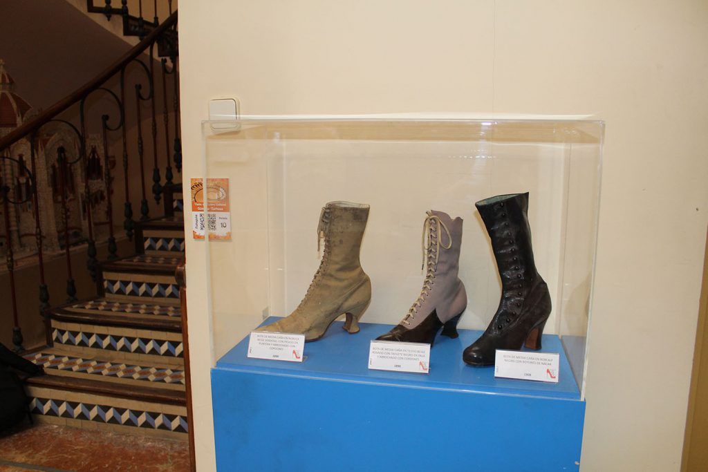 Ayuntamiento de Novelda 05-8-1024x683 El Centro Cultural Gómez-Tortosa acoge una muestra de calzado modernista 