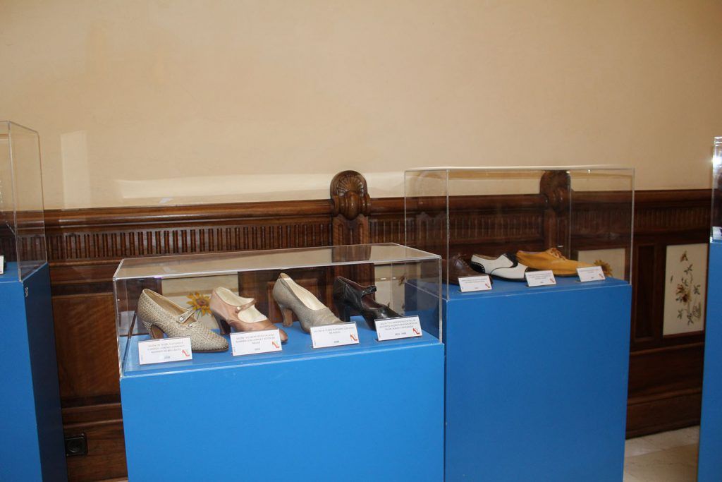 Ayuntamiento de Novelda 06-8-1024x683 El Centro Cultural Gómez-Tortosa acoge una muestra de calzado modernista 