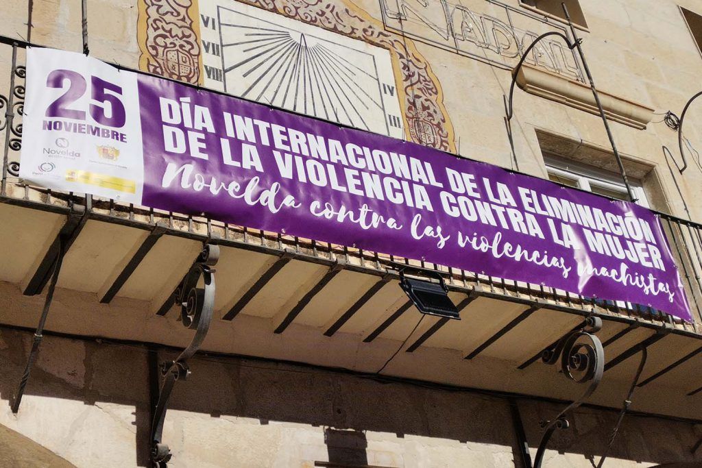 Ayuntamiento de Novelda 19-1024x683 Petjades per al record en el Dia Internacional per a l'Eliminació de la Violència contra la Dona 