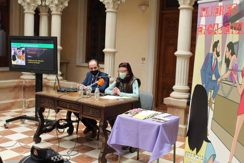 Ayuntamiento de Novelda IMG_0870-1024x683 El Gómez-Tortosa acull la presentació del llibre Mujeres Encadenadas 