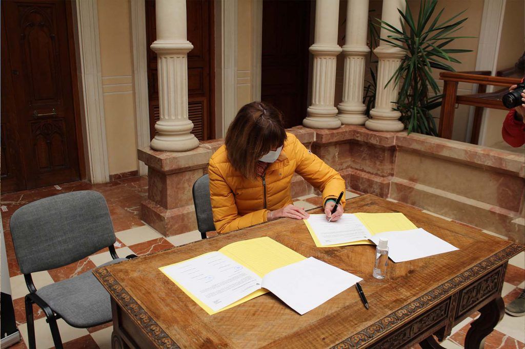 Ayuntamiento de Novelda 01-7-1024x682 L'Ajuntament signa els convenis de col·laboració amb les AMPA’s dels centres educatius per al finançament de les activitats extraescolars 