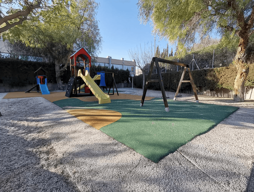 Ayuntamiento de Novelda 04-1024x773 Mantenimiento de Ciudad realiza mejoras en la zona de juegos de la Escuela de Educación Infantil Carmen Valero 