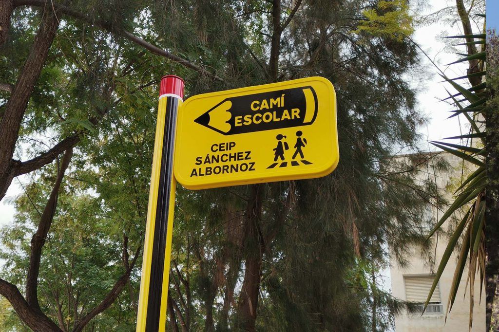 Ayuntamiento de Novelda 01-23-1024x682 Educació posa en marxa la senyalització del camí escolar segur 