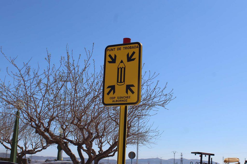 Ayuntamiento de Novelda 02-18-1024x682 Educació posa en marxa la senyalització del camí escolar segur 