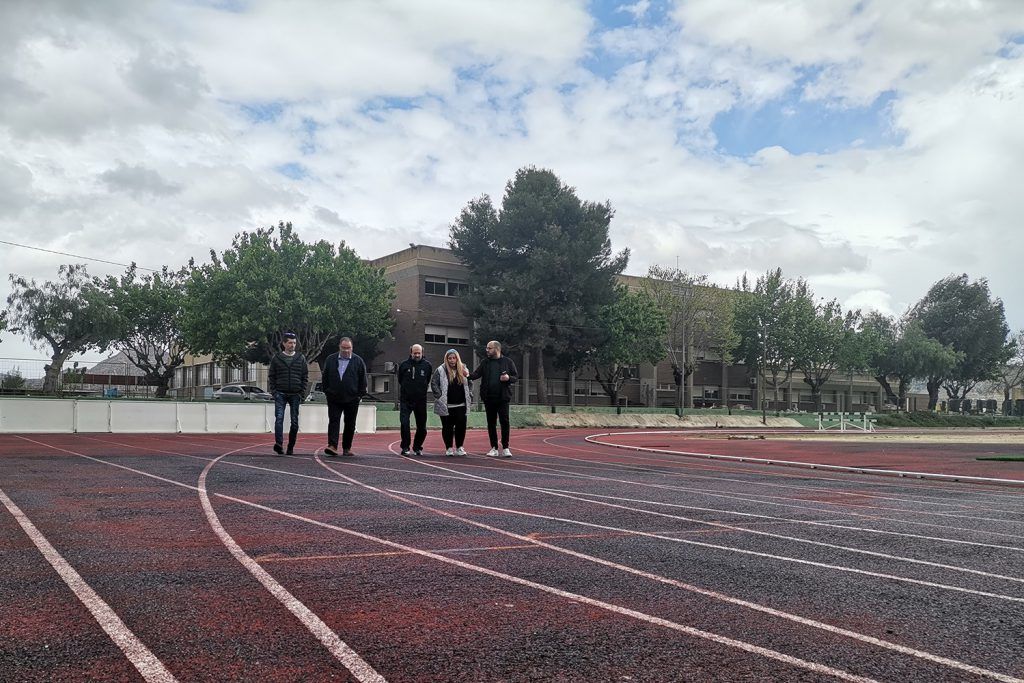 Ayuntamiento de Novelda 01-16-1024x683 L'Ajuntament presenta a la Federació el projecte de millora i homologació de les pistes d'atletisme 