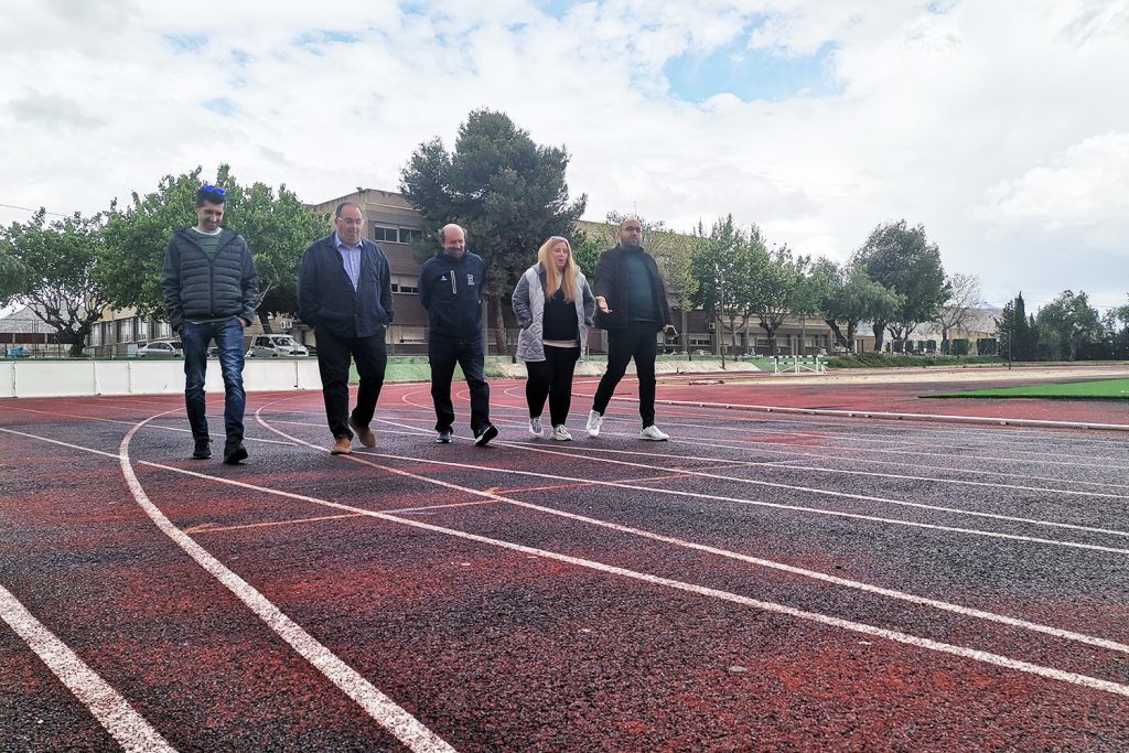 Ayuntamiento de Novelda 02-13-1024x683 El Ayuntamiento presenta a la Federación el proyecto de mejora y homologación de las pistas de atletismo 