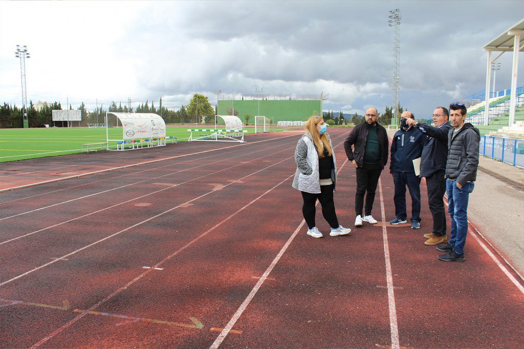 Ayuntamiento de Novelda 06-9-1024x683 El Ayuntamiento presenta a la Federación el proyecto de mejora y homologación de las pistas de atletismo 