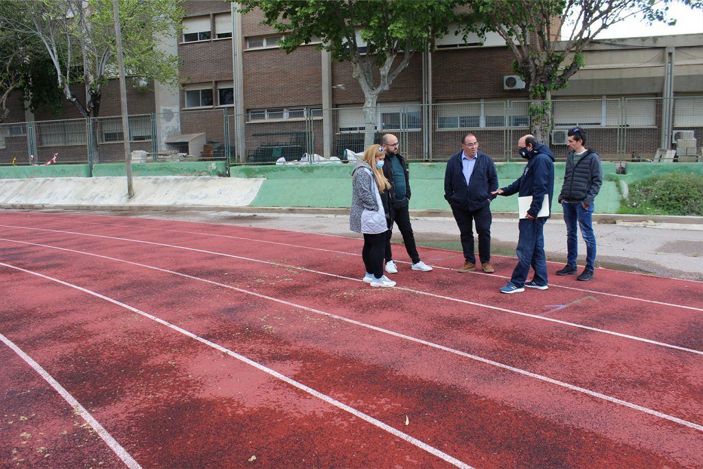 Ayuntamiento de Novelda 08-4-1024x683 El Ayuntamiento presenta a la Federación el proyecto de mejora y homologación de las pistas de atletismo 